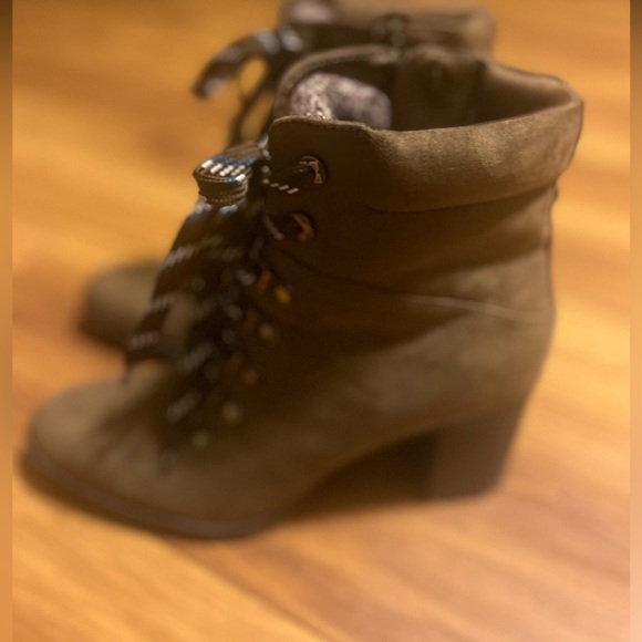 Block ankle boot with zipper on the side . - Picture 4 of 9